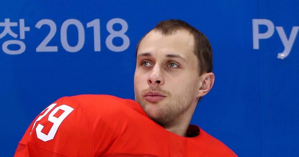 Олимпийский чемпион по хоккею третий раз за неделю сменил клуб