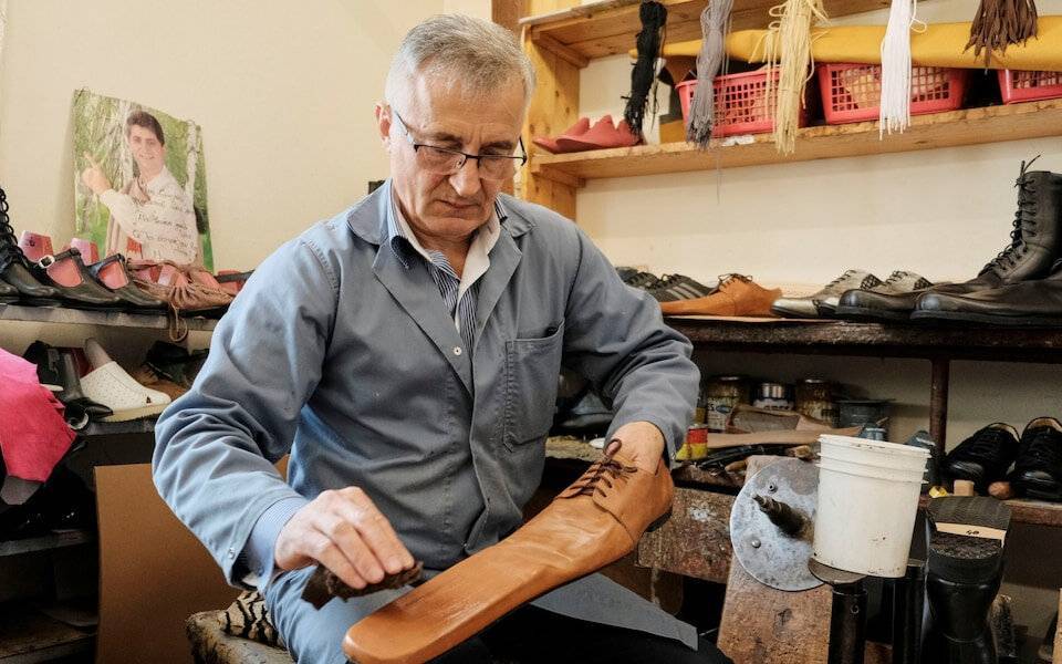 Сапожник изобрел обувь для социальной дистанции и уже принимает заказы