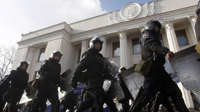 «Сложная система отношений»: что стоит за вызовом главы МВД Украины Авакова в Раду