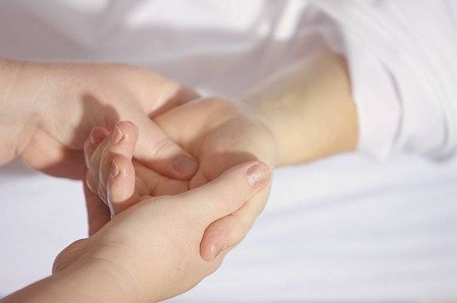 Дерматолог рассказал, как ухаживать за кожей рук после антисептиков и перчаток