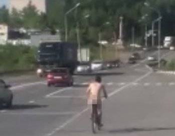 Абсолютно голый мужчина катался на велосипеде по трассе М5 в Башкирии