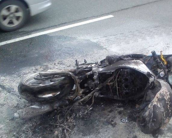 В Ульяновском районе столкнулись «Пежо» и мотоцикл. Двухколёсная техника загорелась