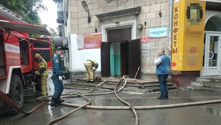 В Новосибирске пожарные спасли из горящего дома 30 человек