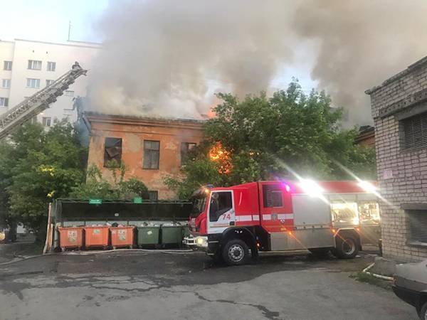 В Екатеринбурге всю ночь тушили пожар в бывшей школе на Мичурина
