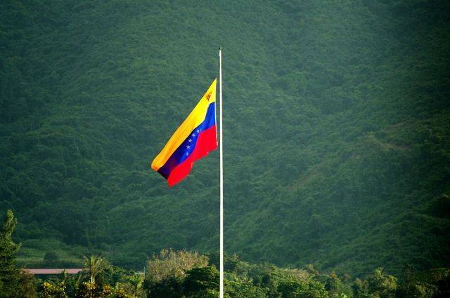 Венесуэла требует у Франции выдать укрывающегося в посольстве Гуайдо