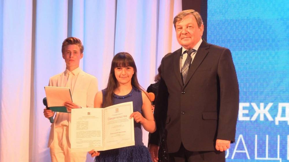 В Невельске вручили разовые стипендии и премии мэра