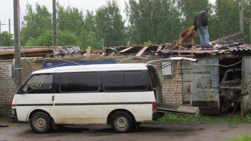 Смерчь повредил десятки строений в Псковской области