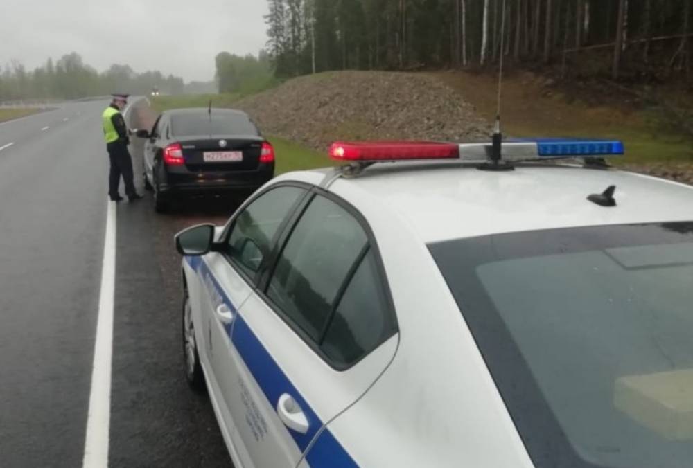 В Карелии водитель гнал по трассе в дождь со скоростью 140 км/час