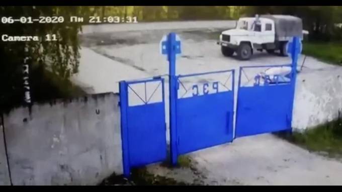 Видео: В Нижегородской области пьяный полицейский насмерть сбил на обочине женщину