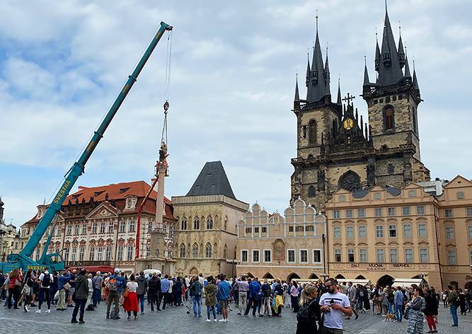 На Староместской площади Праги установили Марианский столб