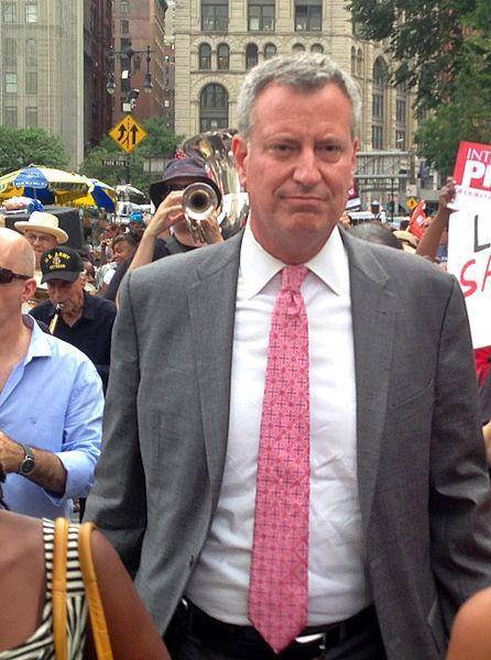 Протестующие в Бруклине прогнали со сцены мэра Нью-Йорка Билла Ди Блазио