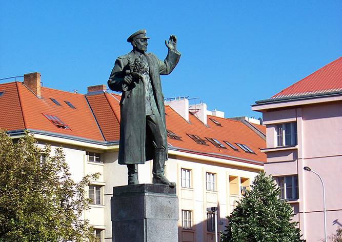 Посредственная скульптура: коммунистам не удалось изменить статус памятника Коневу