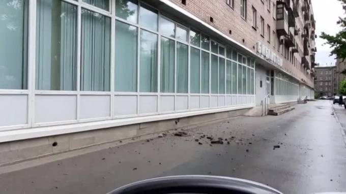 На Корнеева начал рушиться балкон кирпичной многоэтажки