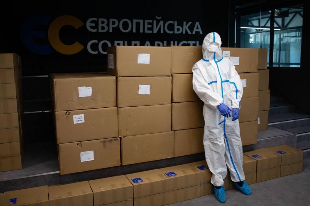 В течение двух месяцев медики из всех регионов Украины получили более 130 тысяч защитных костюмов от Фонда Порошенко - Геращенко