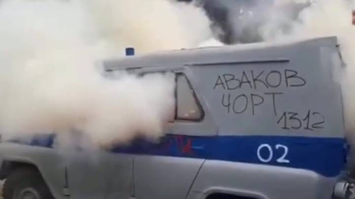 Под Радой в Киеве митингующие требуют отставки главы МВД Арсена Авакова
