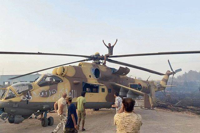 В Ливии у боевиков ЧВК Вагнера отбили два военных вертолета и танки: видео