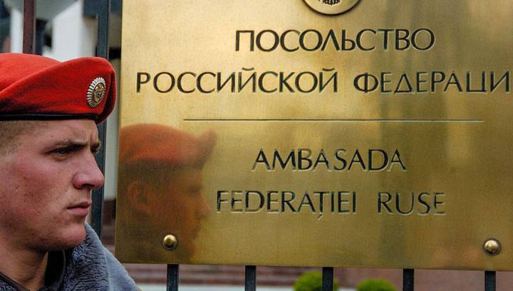 Молдавские полицейские ищут бомбу у российского посольства в Кишиневе