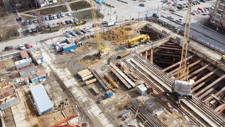 Без руля и проекта: строительство метро на проспекте Жукова уперлось в новый паркинг