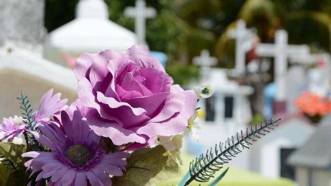 Пенсионерку из Тихвина оштрафовали за нелегальные похороны мужа