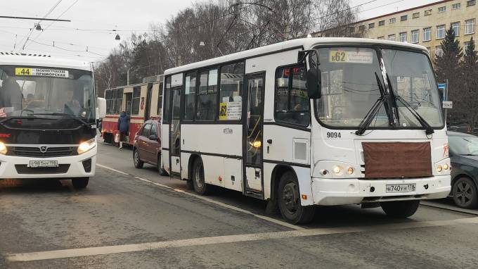 В Петербурге на маршруты вернулись почти 100 коммерческих автобусов
