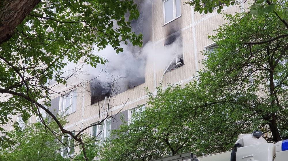 Взрыв и пожар произошли в многоэтажке на юге Москвы (видео)