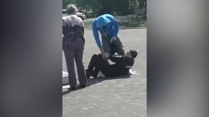 В Магнитогорске между нарушителем масочного режима и полицейскими с дубинками произошла драка