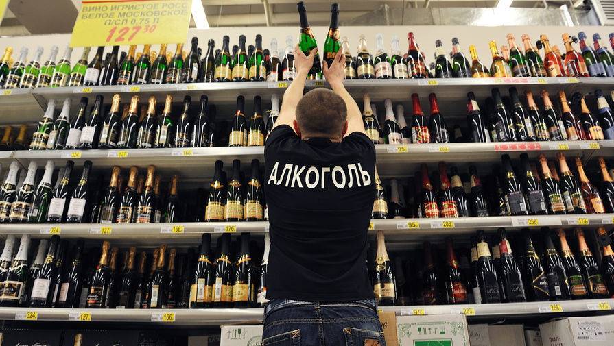 Выручка алкогольных магазинов в России упала в мае на 34%