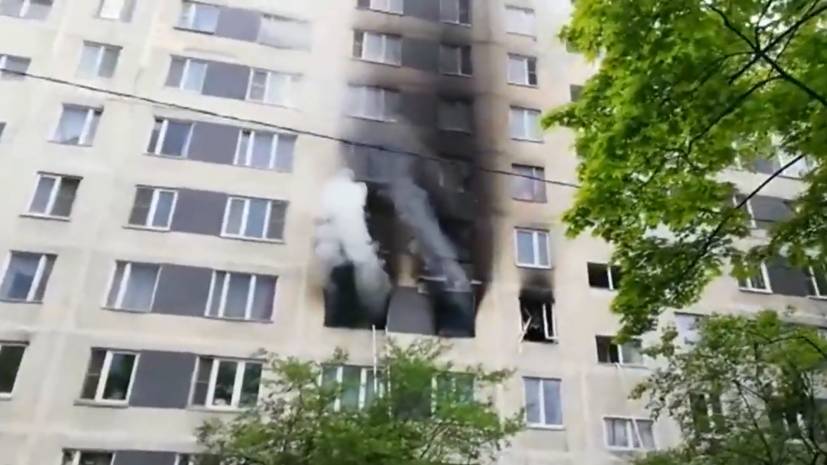 Видео с места пожара в жилом доме в Москве