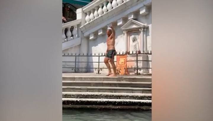Немецких туристов оштрафовали на 900 евро за купание в Венеции