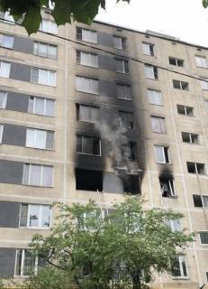 СКР начал проверку взрыва и пожара в многоквартирном доме на юге Москвы