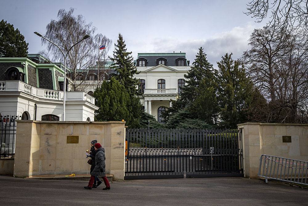 Чехия объявила двоих сотрудников посольства России персонами нон грата