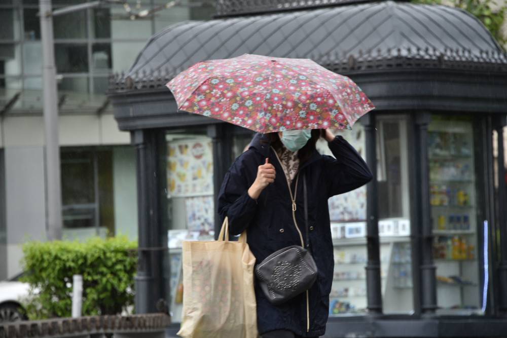 Москвичей предупредили о сильных дождях и ветре до конца дня
