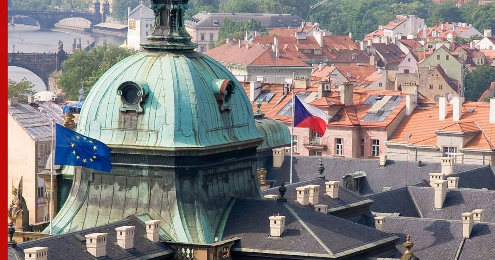 Чехия выслала из страны двух сотрудников посольства России