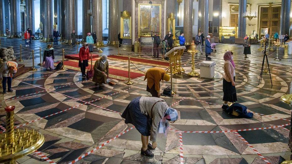 "Воздержитесь от целования чаши": верующие вернулись в петербургские храмы