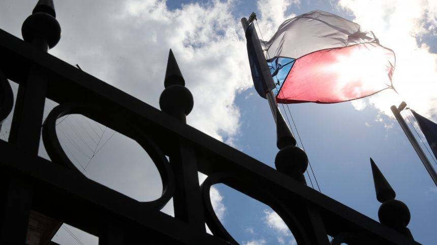 Чехия объявила двух сотрудников посольства России персонами нон гранта