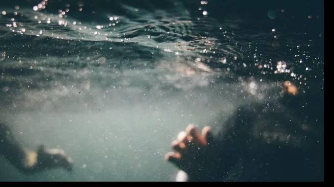 Житель Подмосковья устроил заплыв по затопленной улице