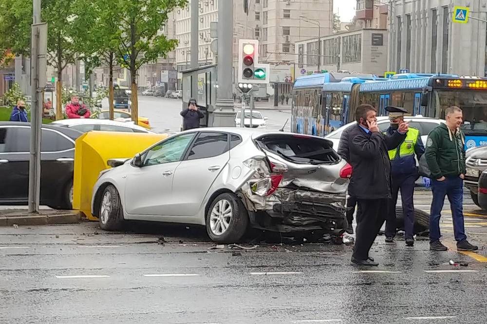 Полиция задержала виновника ДТП с участием пяти автомобилей в Москве