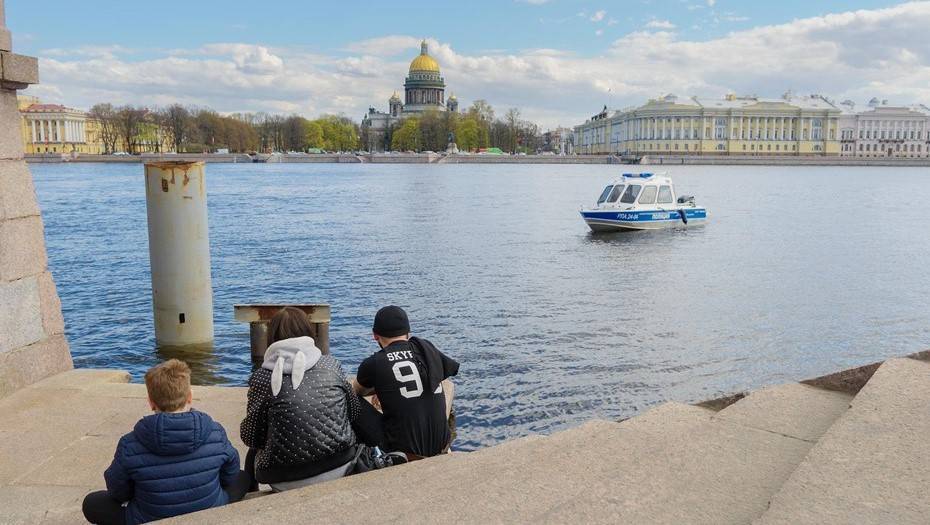 С Володарского моста в Петербурге прыгнули женщина с мальчиком