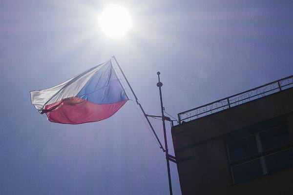 Чехия выслала двух российских дипломатов из-за скандала с ядом