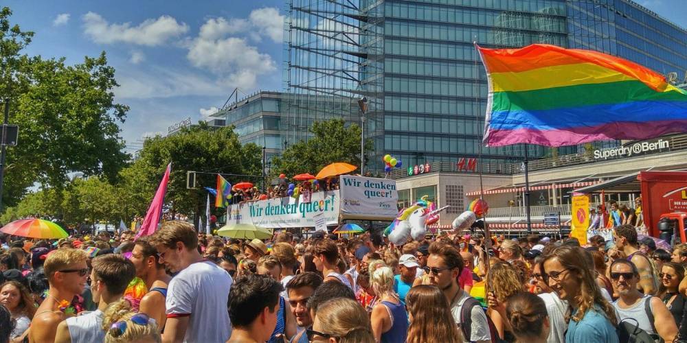 В Германии запретили лечить геев