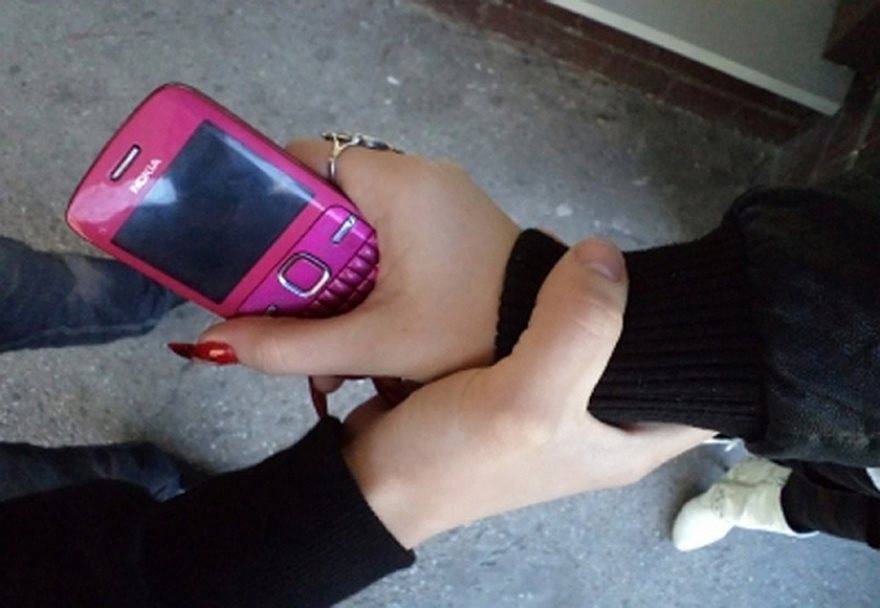 В Димитровграде мужчина отнял у женщины на улице два телефона и убежал