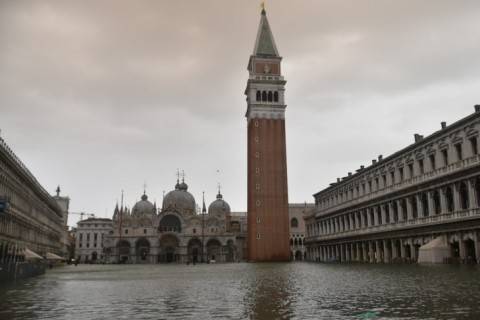 Венецию вновь затопило: в центре города уровень воды поднялся выше 1 метра