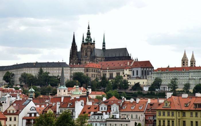 Чехия высылает двух российских дипломатов из-за "рицинового дела". Реакция РФ