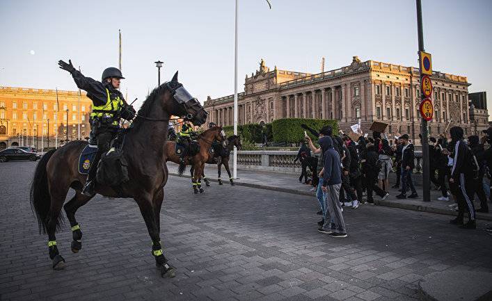 Svenska Dagbladet (Швеция): коленопреклонение полицейских может дорого обойтись