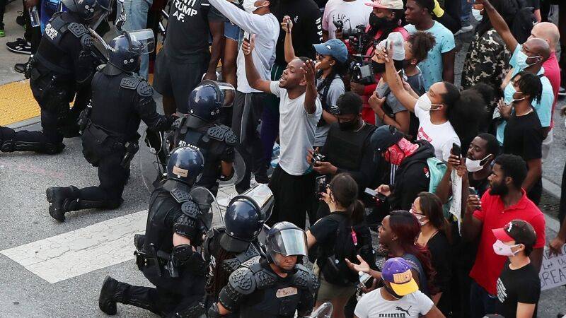 Бывший коп из Флориды объяснил, зачем полиция в США встает на колени перед толпой - riafan.ru - США - шт.Флорида
