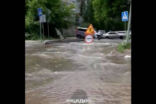 В сибирском городе улицы затопило кипятком из-за прорыва трубы