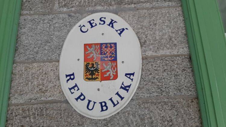 Дипломат связал высылку двух сотрудников посольства РФ из Чехии с Донбассом