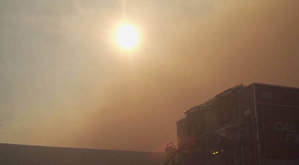 В Калифорнии пожар уничтожил десяток домов: жуткое видео