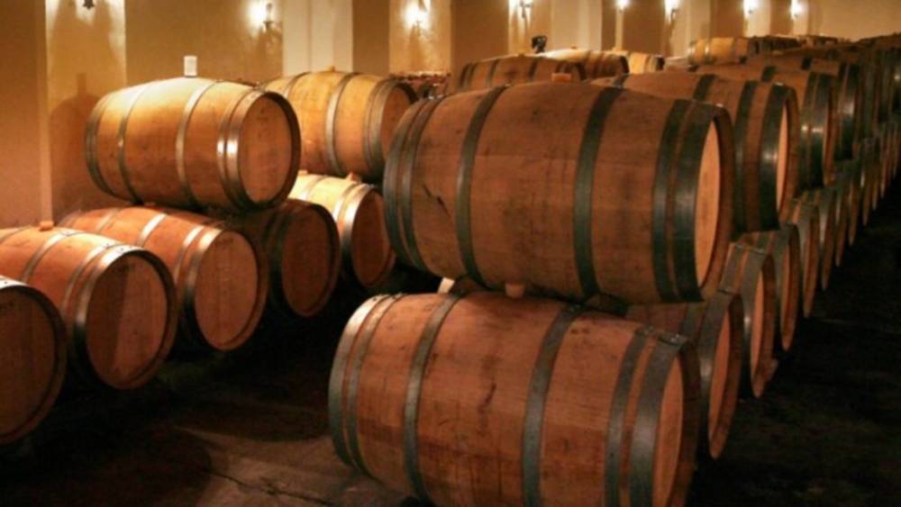 Виноделам разрешили перерабатывать вино в дезинфицирующие средства