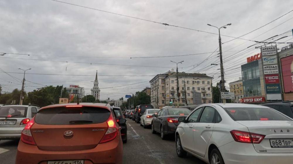 Огромные пятничные пробки вернулись в Воронеж спустя два месяца самоизоляции
